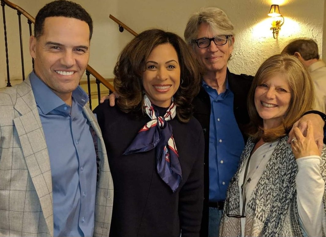 Kimcupples63's tweet photo. HAPPY BIRTHDAY TO ONE OF THE NICEST PEOPLE I HAVE HAD THE PLEASURE TO MEET .. @EricRoberts .. YOU ARE A AMAZING PERSON AND YOU DESERVE THE BEST DAY EVER . MUCH ❤️ AND ✌️.  THIS WAS THE NIGHT EVER . @MomElizaRoberts @istevepemberton @ChanceMovie https://t.co/tnPk6a1cuj