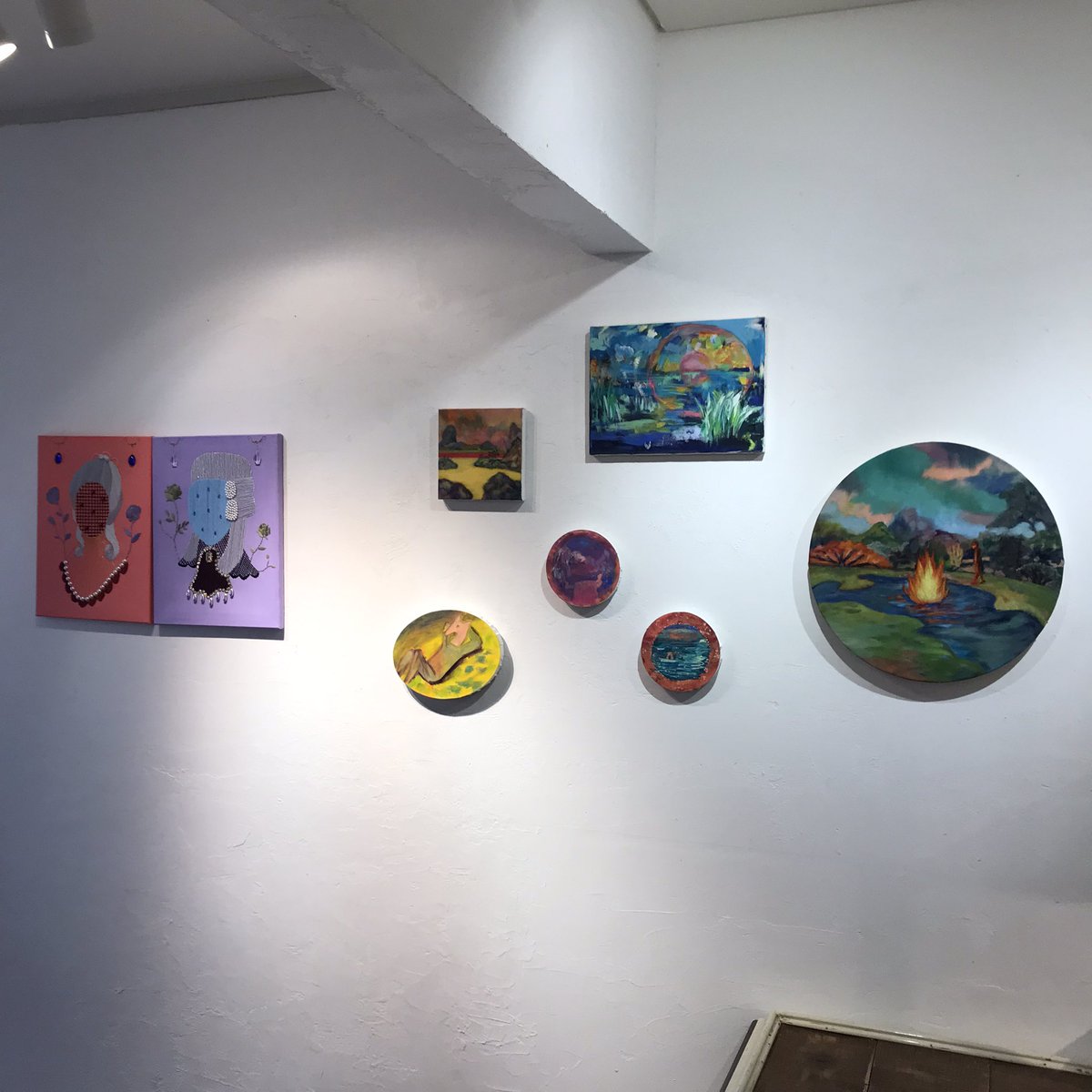 AsumiAsama's tweet photo. 設営完了！ギャラリールリロ

「まえにいた星」
浅間あす未藤田チャコス
二人展
#ギャラリールリロ
川越市駅

2023年4月20日(木)-30日(日)26日(水)休み  11:00-18:00　

#川越ギャラリー https://t.co/xdFeBg0kEl