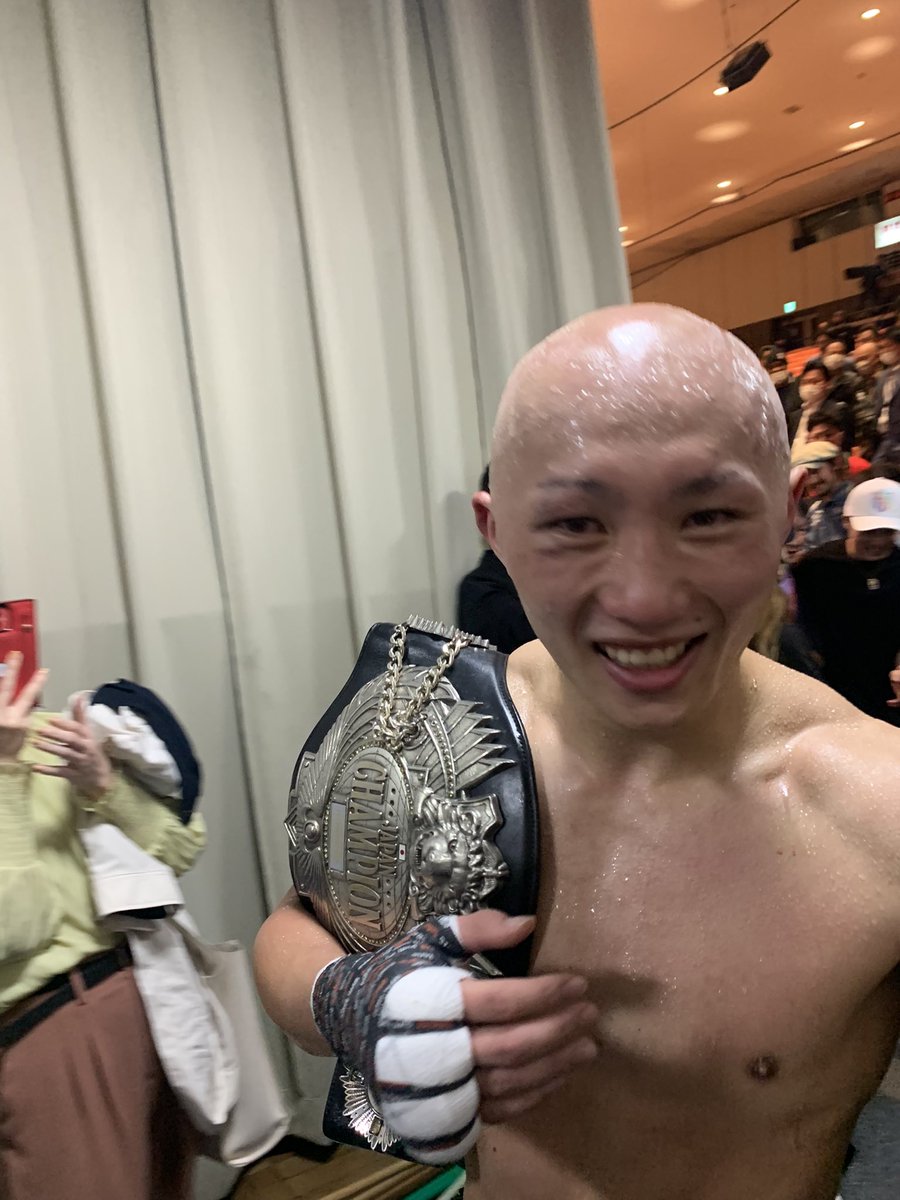1014boxing5910's tweet photo. おめでとう🥊

長いラウンド闘えるスタミナも証明して
お父さんが昔巻いていたベルトを獲り

後はお父さんが獲ることの出来なかった世界のベルトを巻くだけだな

松本トレーナーが10Rの終わりのゴングが鳴って圭佑選手の頭をポンポンしていたのが印象的でした

佐川選手も素晴らしいボクシングだった https://t.co/BGSwZReMbM