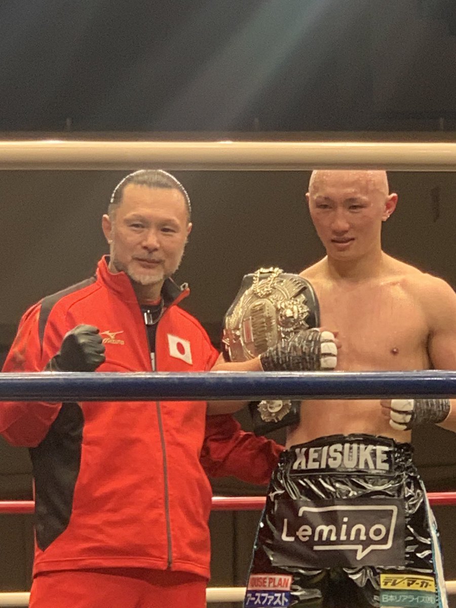 1014boxing5910's tweet photo. おめでとう🥊

長いラウンド闘えるスタミナも証明して
お父さんが昔巻いていたベルトを獲り

後はお父さんが獲ることの出来なかった世界のベルトを巻くだけだな

松本トレーナーが10Rの終わりのゴングが鳴って圭佑選手の頭をポンポンしていたのが印象的でした

佐川選手も素晴らしいボクシングだった https://t.co/BGSwZReMbM