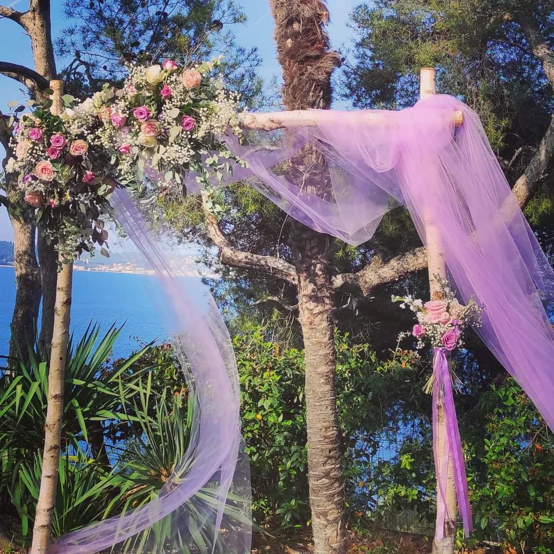 LilieSegato's tweet photo. Mariage de J&amp;L 14/05/22
En collaboration avec manue.marino

Cérémonie laïque et réception dans un lieu exceptionnel, vue mer @residenceducapbrun 
@gaudefroyreceptions 

#mariageprovence  #ceremonielaique #weddingflowers 
#bridalbouquet #arborflowers 
#southoffrance #frenchriviera https://t.co/J9DtwE5388