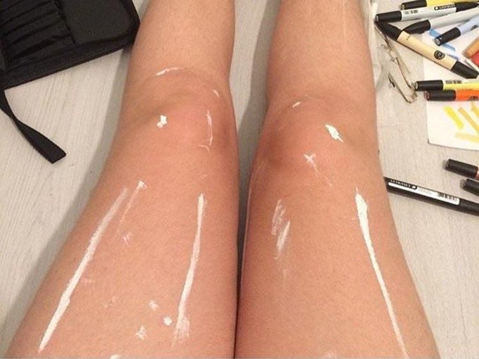 Rainmaker1973's tweet photo. This is a pair of legs, clear. But are the legs shiny? You certainly see them shiny, at first, but looking better you'll find this is just a brilliant optical illusion using white paint 

[source: https://t.co/M1fB5iWCnK] https://t.co/meq7h83lVO