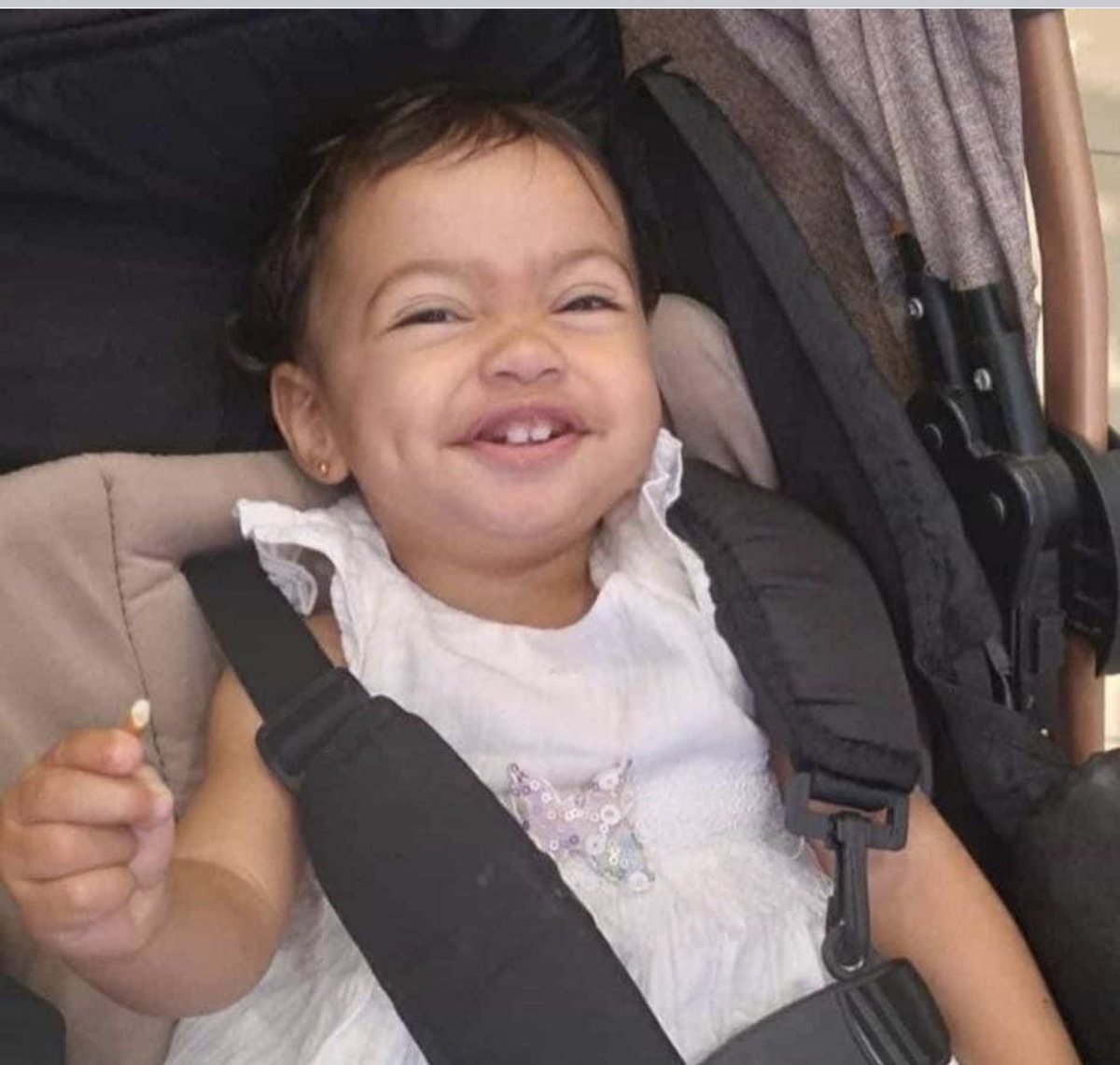 #اوقفوا_الحرب_في_السودان

الصور التي لايريد مسعرو الحروب تداولها..
ايلين بت حلوة صغيرونة ارتقت بقذيفة طائشة صباح اليوم في حي بري 🥲
اللعنة على الراقصين على أشلاء الابرياء،حسبي الله ونعم الوكيل