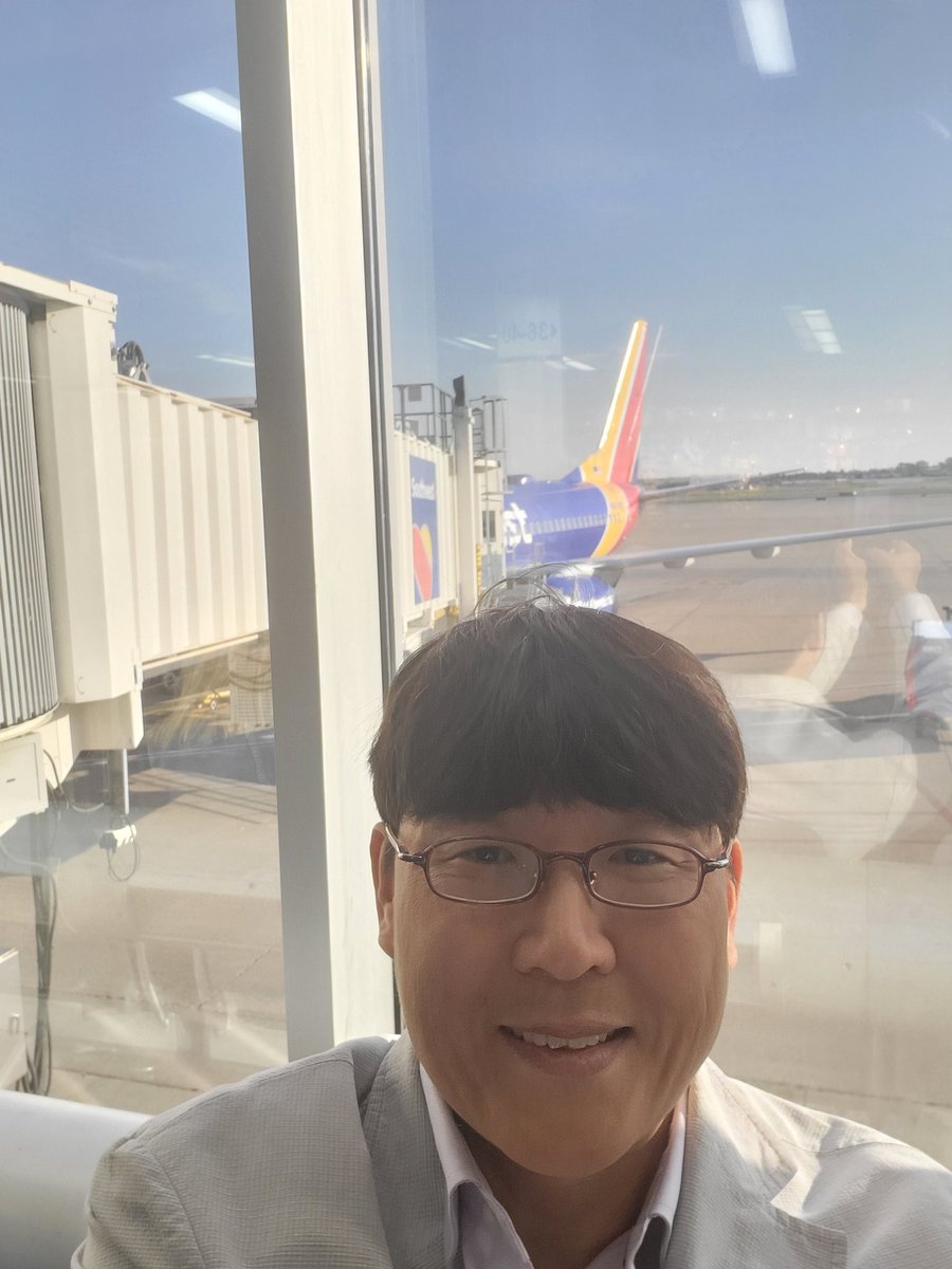 Moon_Synth_Bio's tweet image. St. Louis #Airport again. The 2nd time &amp;amp; I will be here 2 more times this week. 4 times a week. Too many, right?
However, I just used my 1st #TSA #Precheck today. So convenient!
No #Shoes off. No #computer out.
Why didn't I use it earlier?
More time spent enjoying the airport.