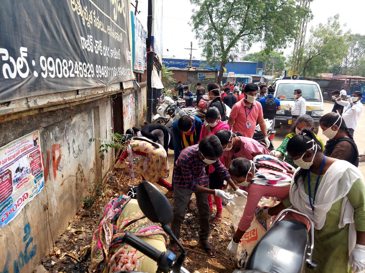 CEEahmedabad's tweet image. A #CleanupDrive at the bus stop in #Kagaznagar, #Telangana was recently organised with @SocialSparsh @SparshSF, a CSR initiative of @JKPaperIndia &amp;amp; @sirpurpaper with #CEEIndia. #youth were encouraged to manage #DryWaste &amp;amp; #PlasticWaste &amp;amp; were sensitized about #SourceSegregation.