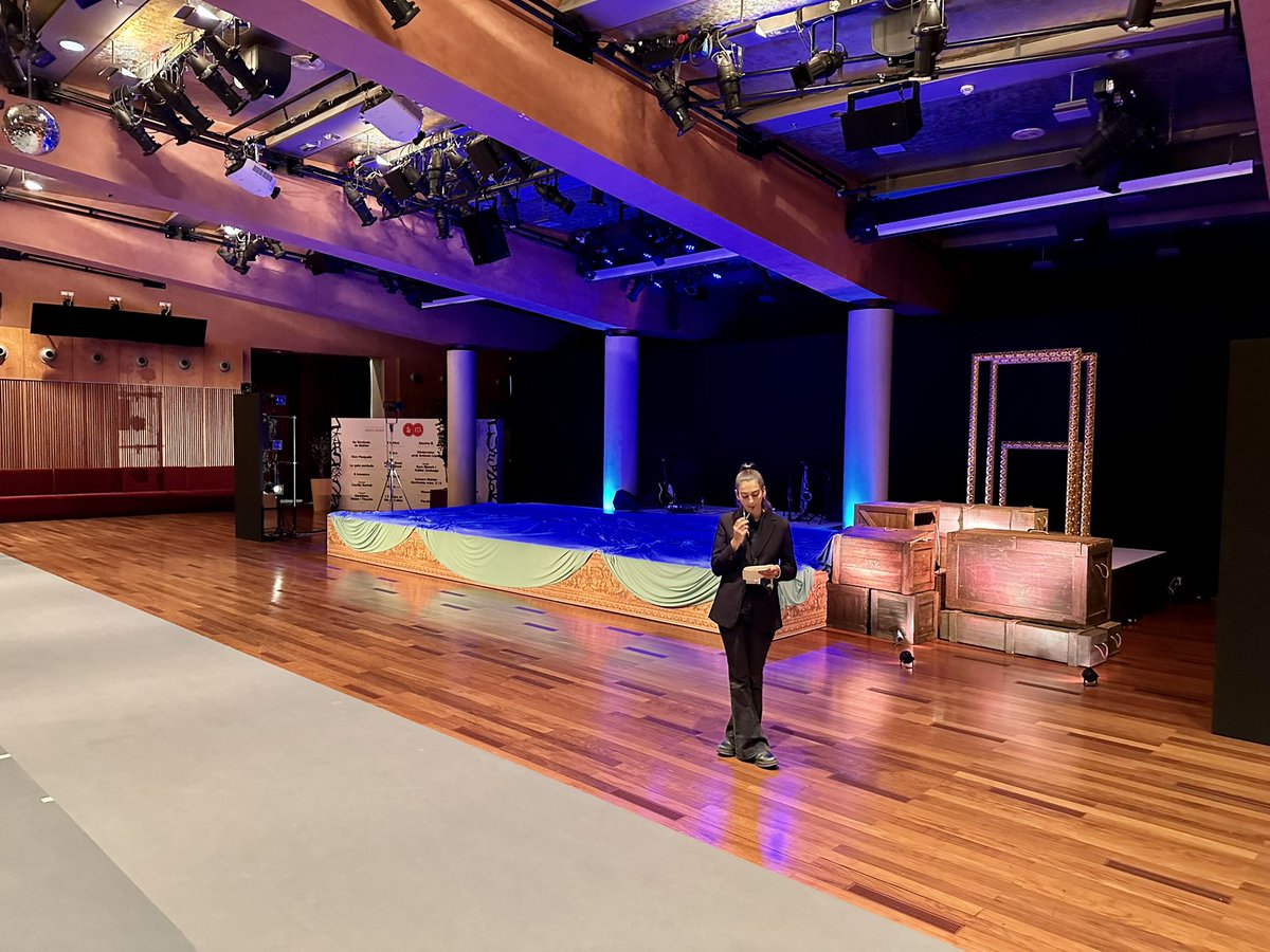 CervantesEscola's tweet photo. Som al @Liceu_cat! Tothom preparat perquè comenci l’espectacle d’òpera i dansa immersiva #miralls. A partir d’un mirall màgic, farem un viatge pel món! #1rdeprimària @consorciedubcn https://t.co/4ezuykeUAM