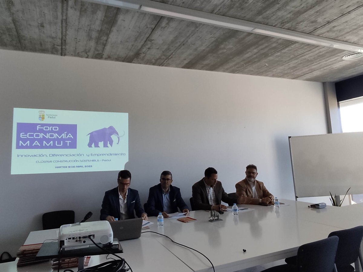 PadulViva's tweet photo. Todo listo para inaugurar la primera edición del Foro de #EconomíaMamut de #Padul en la sede del Clúster de Construcción sostenible de Andalucía @ClusterCsa @AytoPadul @manuelvsantiago @InmaLopez14 @javinarila @dipgra @enisa https://t.co/0cAjKK73Xg