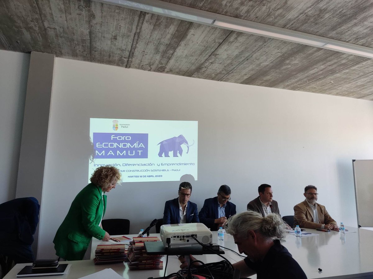 PadulViva's tweet photo. Todo listo para inaugurar la primera edición del Foro de #EconomíaMamut de #Padul en la sede del Clúster de Construcción sostenible de Andalucía @ClusterCsa @AytoPadul @manuelvsantiago @InmaLopez14 @javinarila @dipgra @enisa https://t.co/0cAjKK73Xg