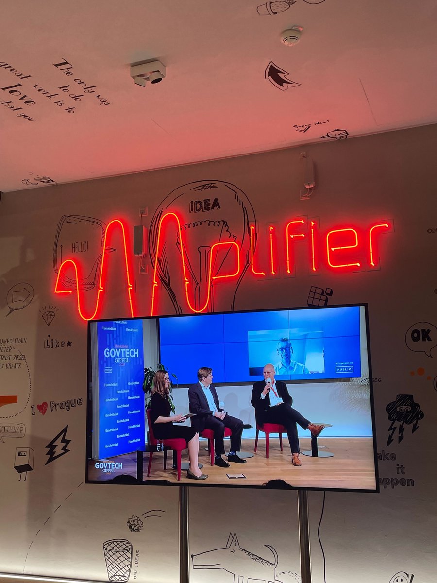 GovGipfel's tweet image. 💡  “Neue Technologien sind das Eine - die Verwaltung muss diese aber auch nutzen können.” Bernd Schlömer @BuBernd, Kevin Schwarz und Felix Schuster @flxflx sprechen mit @ViktoriaGrzymek über die Nutzung von Cloud-Infrastruktur.   #GovTechGipfel #HBGovTech
