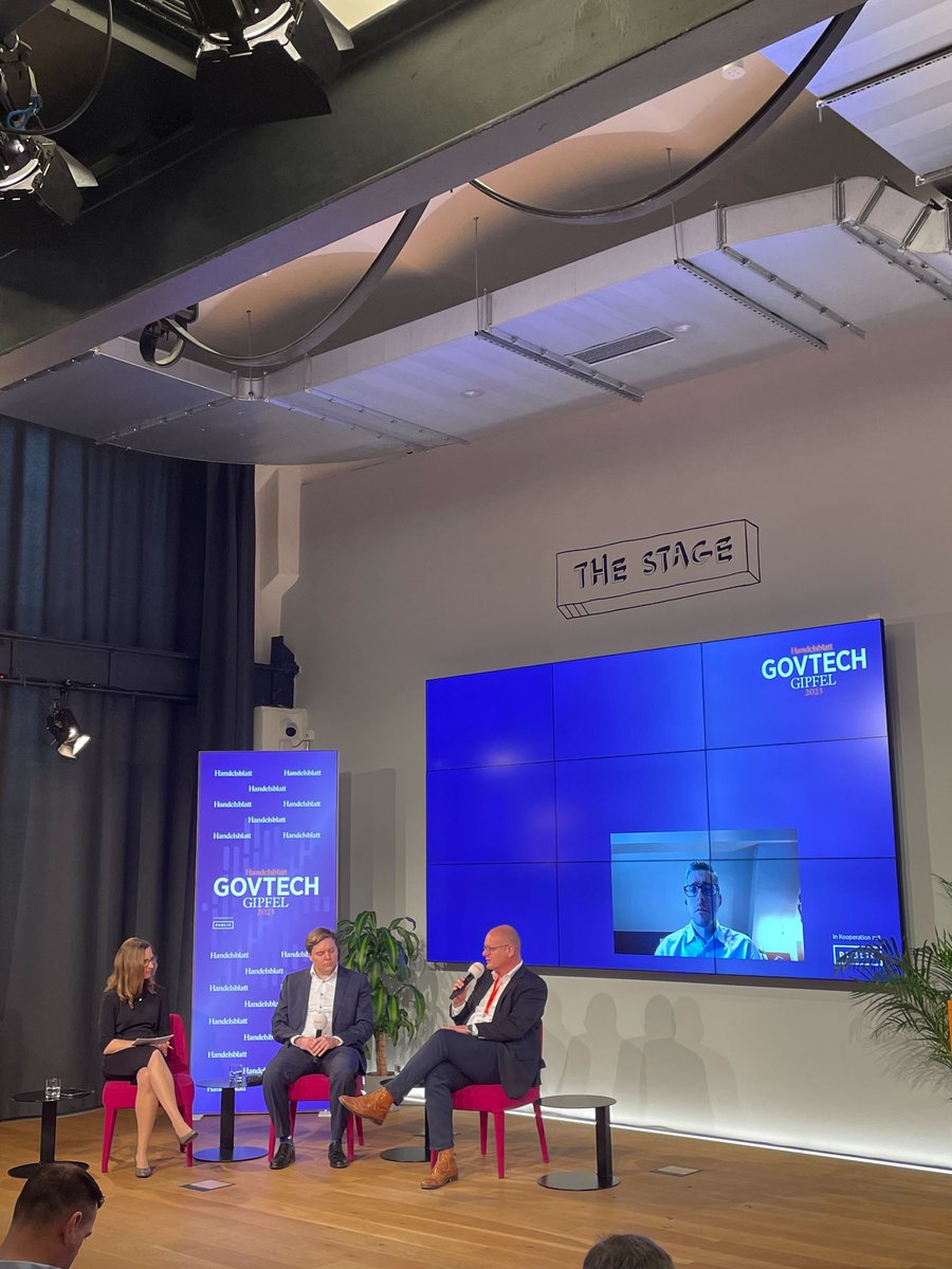 GovGipfel's tweet image. 💡  “Neue Technologien sind das Eine - die Verwaltung muss diese aber auch nutzen können.” Bernd Schlömer @BuBernd, Kevin Schwarz und Felix Schuster @flxflx sprechen mit @ViktoriaGrzymek über die Nutzung von Cloud-Infrastruktur.   #GovTechGipfel #HBGovTech