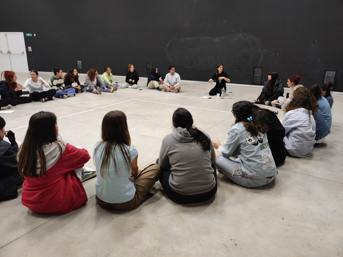 BellasartesF's tweet photo. 👂🏼Ayer tuvo lugar el taller "After Affects - a muscular rumination" en el que junto a Carolina Mendonça reflexionamos acerca de la escucha y ensayamos prácticas de percepción, lectura, movimiento y conversación colectiva a través del cuerpo.

#ull #culturaull https://t.co/bUPdL8N4Z4