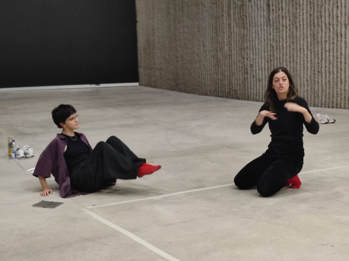 BellasartesF's tweet photo. 👂🏼Ayer tuvo lugar el taller "After Affects - a muscular rumination" en el que junto a Carolina Mendonça reflexionamos acerca de la escucha y ensayamos prácticas de percepción, lectura, movimiento y conversación colectiva a través del cuerpo.

#ull #culturaull https://t.co/bUPdL8N4Z4