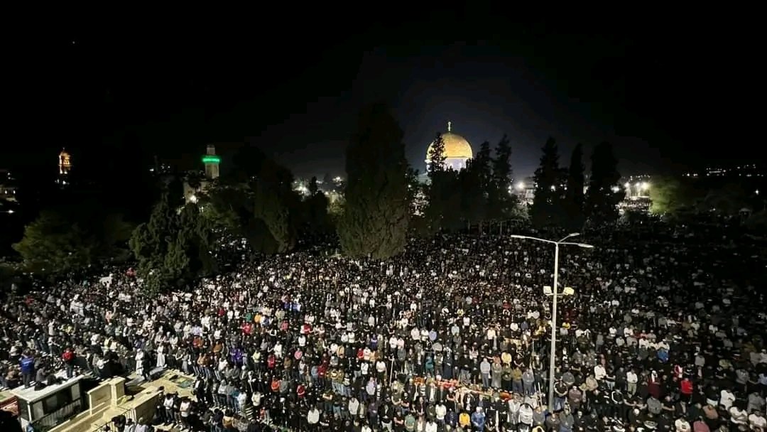 MuhdYahyaFodio's tweet photo. Despite facing restrictions imposed by Israel, an incredible 280,000 worshippers defied the odds and made their way to Jerusalem's Al-aqsa mosque to observe 27th night of Ramadan.

Laylatul Qadr. https://t.co/vNwJd6Hr76