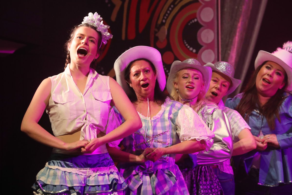 GSMCSociety's tweet photo. It's 𝗦𝗛𝗢𝗪 𝗧𝗜𝗠𝗘! #Priscilla sets off tonight at the Meyer Theatre in Street, packed with colourful costumes &amp; disco floor fillers.

A show not to be missed...just 𝟭𝟬% 𝗼𝗳 𝘁𝗶𝗰𝗸𝗲𝘁𝘀 𝗹𝗲𝗳𝘁: https://t.co/Z6NAA3ugXr 

📸 Jason Bryant

#QueenOfTheDesert #DragQueens https://t.co/E0SkRSomdW
