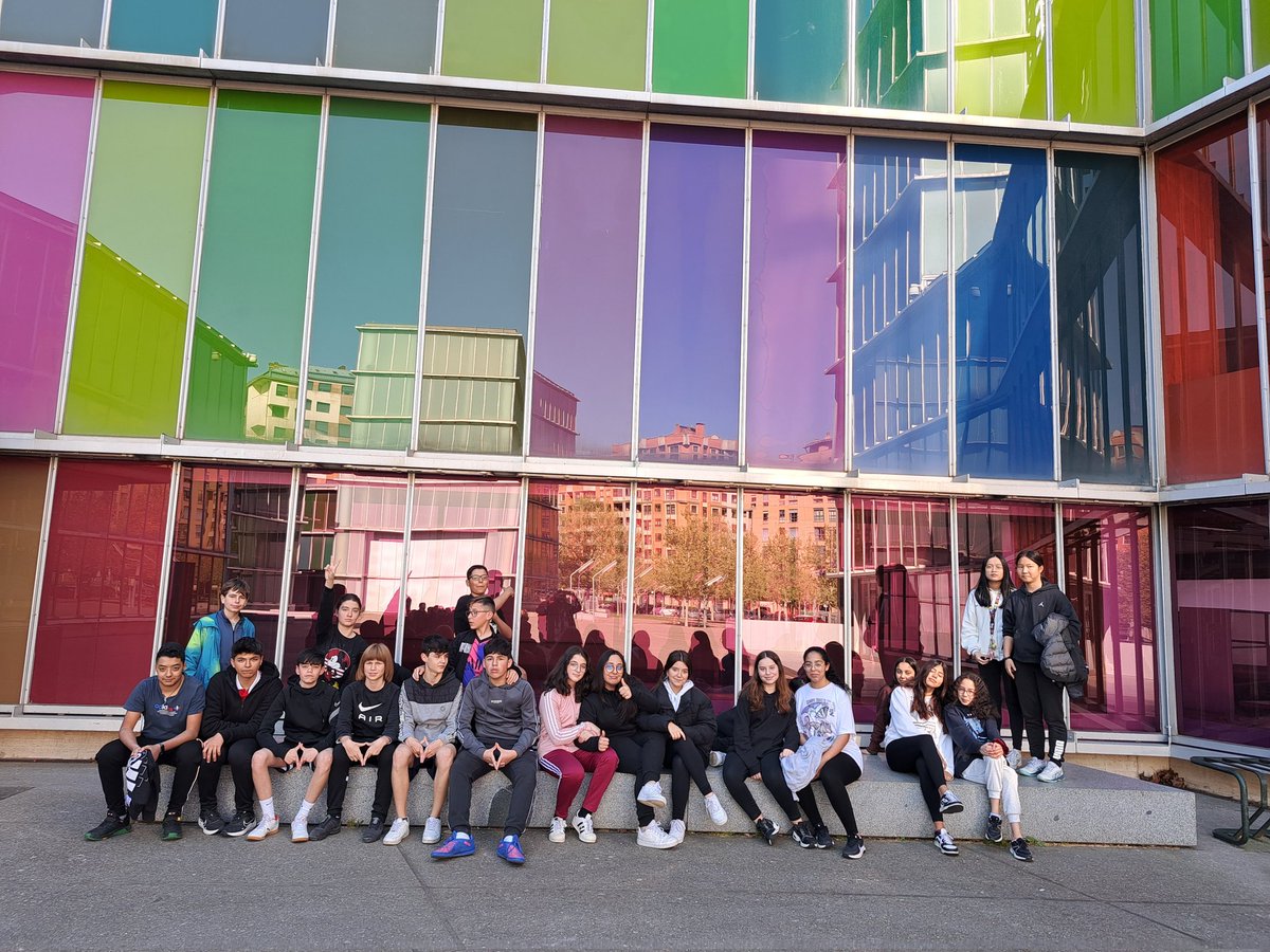 MusicaTransi's tweet photo. Mañana artística con los alumnos de 2°V del @musacmuseo .Venimos preparados tras nuestros autorretratos en formato perforando
#convivirvivircon https://t.co/tMzxSlNAZ7