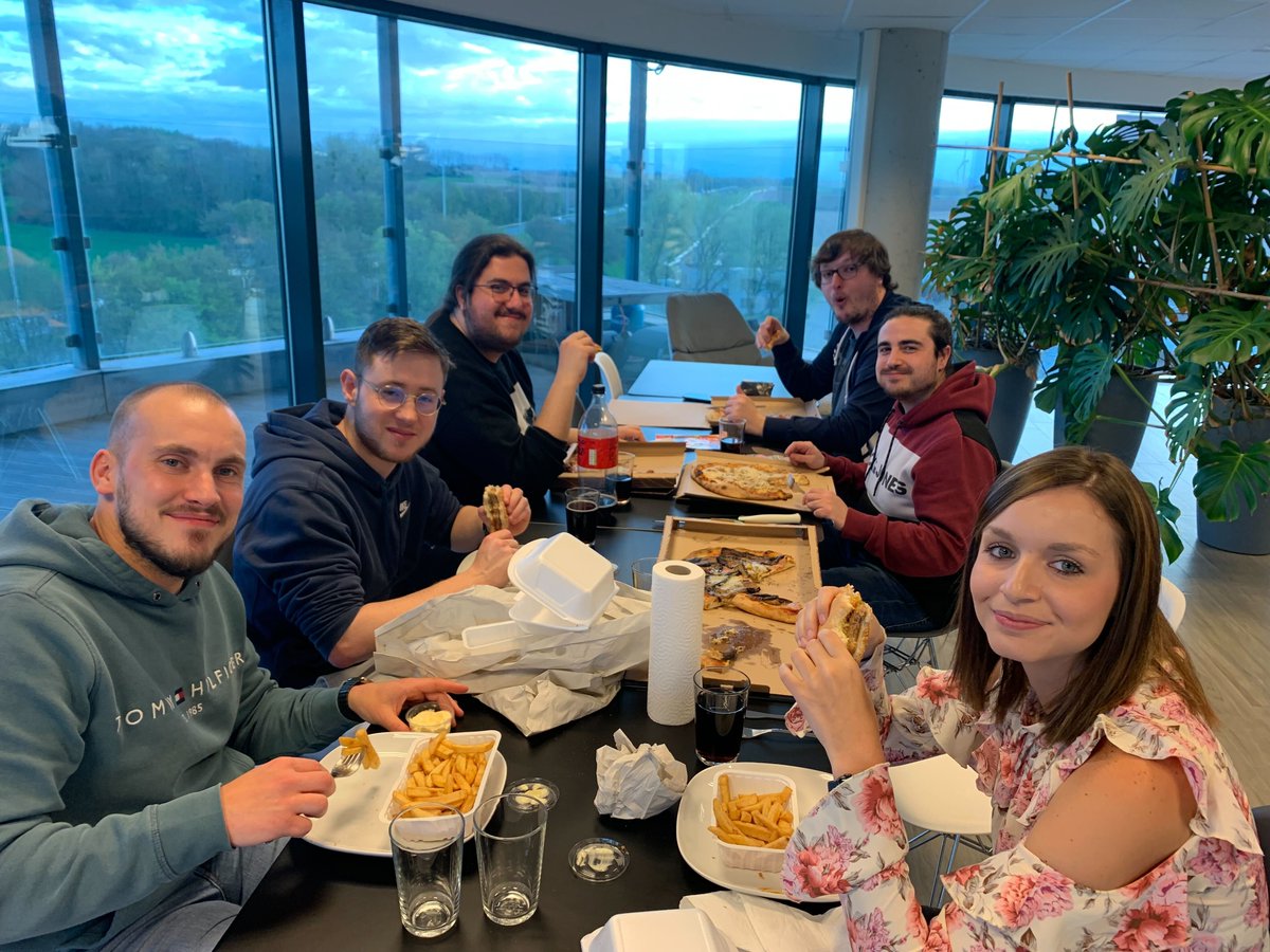 arexoconsulting's tweet photo. AFTERWORK

Vendredi dernier, plusieurs arexiens se sont défiés lors d’un tournois FIFA ! 📷

De quoi donner le sourire après une journée de travail bien remplie. 📷

On a connu pire comme début de weekend…

 #AfterworkFIFA #SoiréeJeuxEntreCollègues #Games #AmbianceConviviale https://t.co/G59VwPOCmx