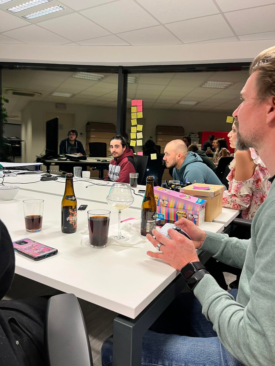 arexoconsulting's tweet photo. AFTERWORK

Vendredi dernier, plusieurs arexiens se sont défiés lors d’un tournois FIFA ! 📷

De quoi donner le sourire après une journée de travail bien remplie. 📷

On a connu pire comme début de weekend…

 #AfterworkFIFA #SoiréeJeuxEntreCollègues #Games #AmbianceConviviale https://t.co/G59VwPOCmx
