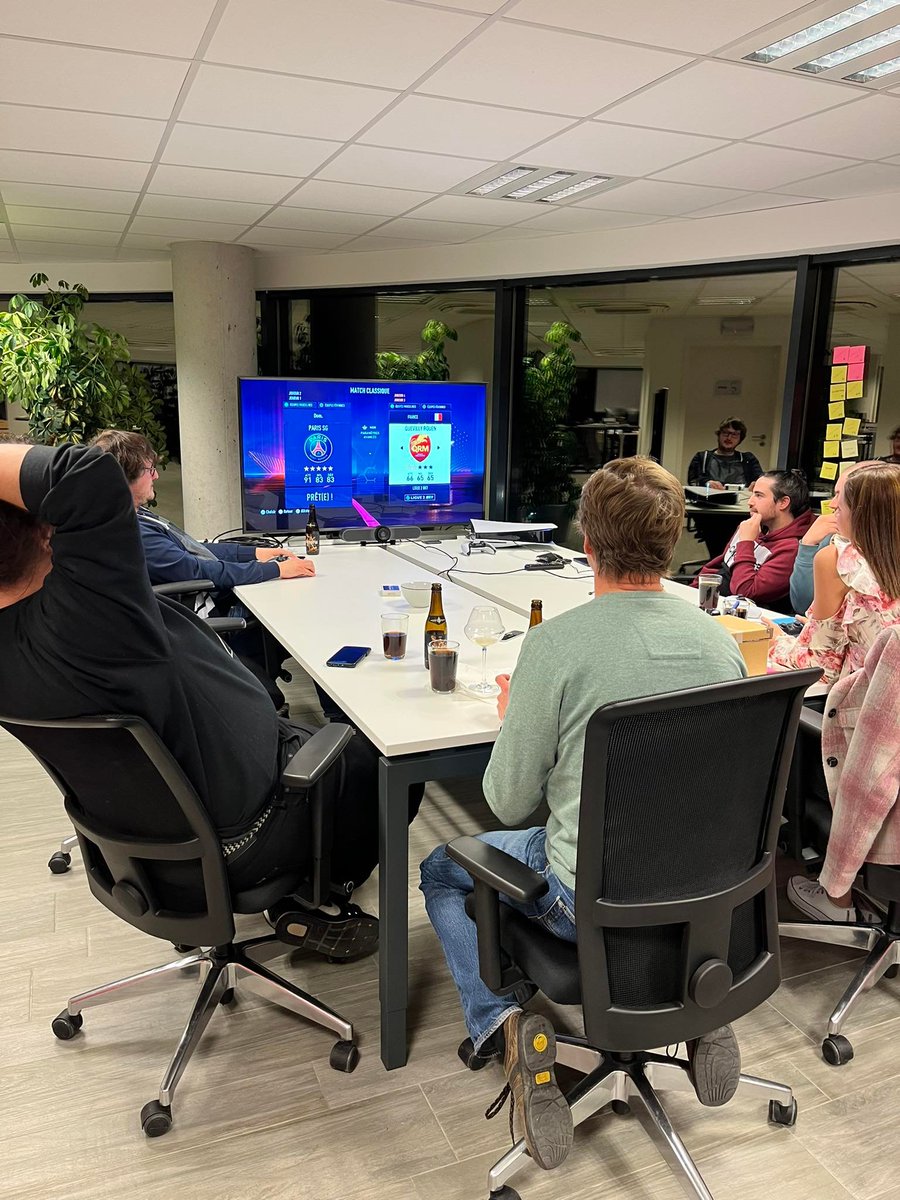 AFTERWORK

Vendredi dernier, plusieurs arexiens se sont défiés lors d’un tournois FIFA ! 📷

De quoi donner le sourire après une journée de travail bien remplie. 📷

On a connu pire comme début de weekend…

 #AfterworkFIFA #SoiréeJeuxEntreCollègues #Games #AmbianceConviviale