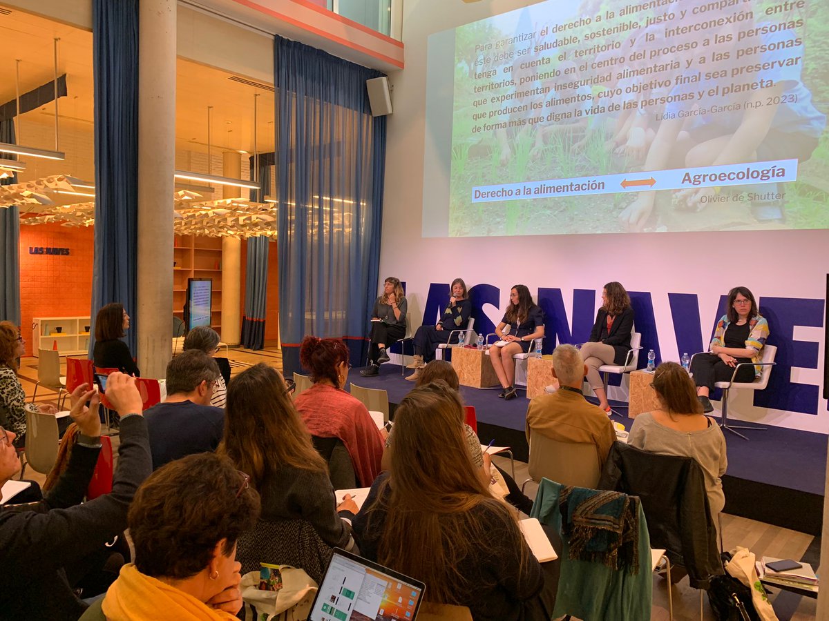 ALIMENTACIÓ 🍏 Se està celebrant a #LasNaves el seminari "Alimentació amb perspectiva de drets", on s’analitza si s’està treballant en la direcció adequada per a garantir que totes les persones poden alimentar-se de la manera més sana i sostenible possible.
#DretAlimentació