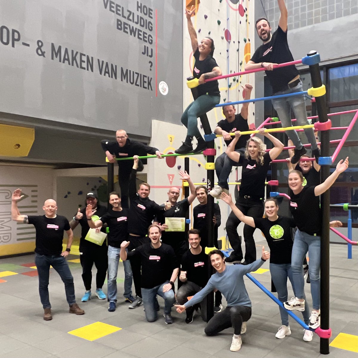 Athletic_Skills's tweet photo. ๐๐ De eerste lichting ASM-instructeurs van Apeldoorn in de grootste PLAYCE van heel Europa op de FSG Sportcampus. Gefeliciteerd allemaal en veel plezier! #PoweredbyCREATIVITY https://t.co/m6yK9OjKwo
