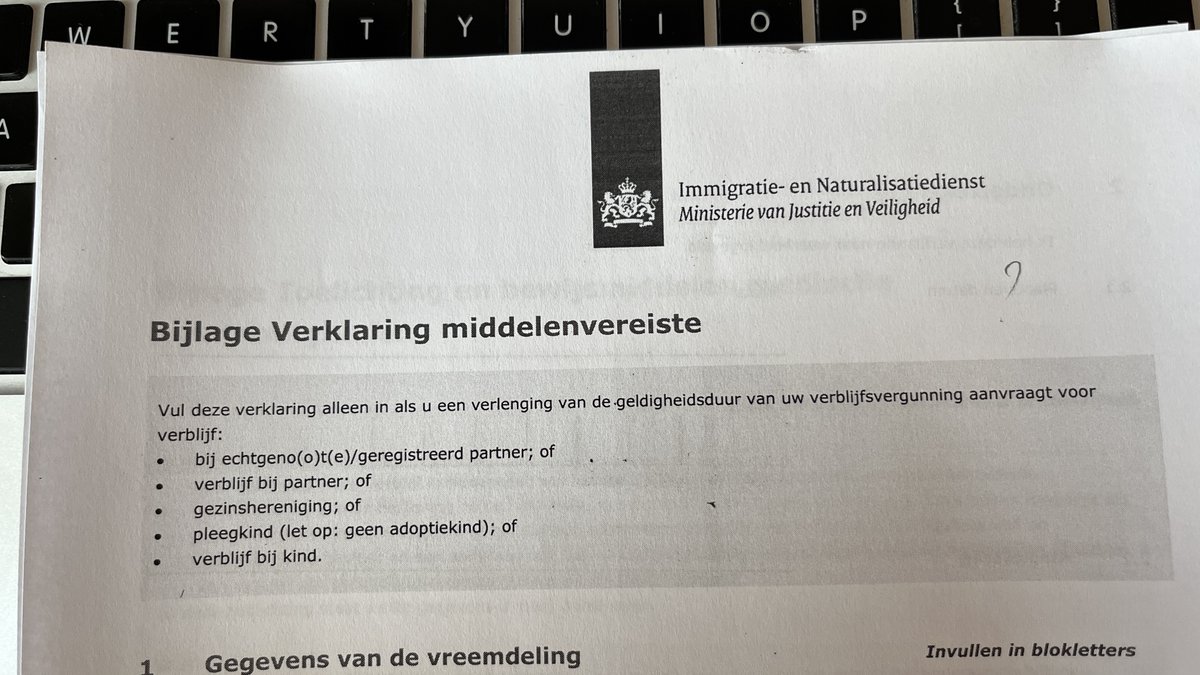 Als GezinsBuddy worstel ik me door een  #IND aanvraag. Ingewikkelde materie, ook door opdrachten als onderstaande. Moet  het 'verblijf' voor de dubbele punt niet bij  het eerste punt? Dan wordt het wel te begrijpen voor mij.