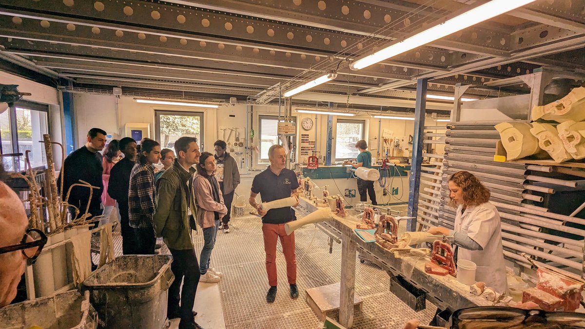 FTravail_BZH's tweet photo. La matinée se poursuit par une visite d'Orthofiga 👨‍🔧
L'occasion pour les jeunes demandeurs d'#emploi de découvrir en situation réelle le métier de technicien de fabrication proposé par l'entreprise 🗜️ https://t.co/J2OKia05LW