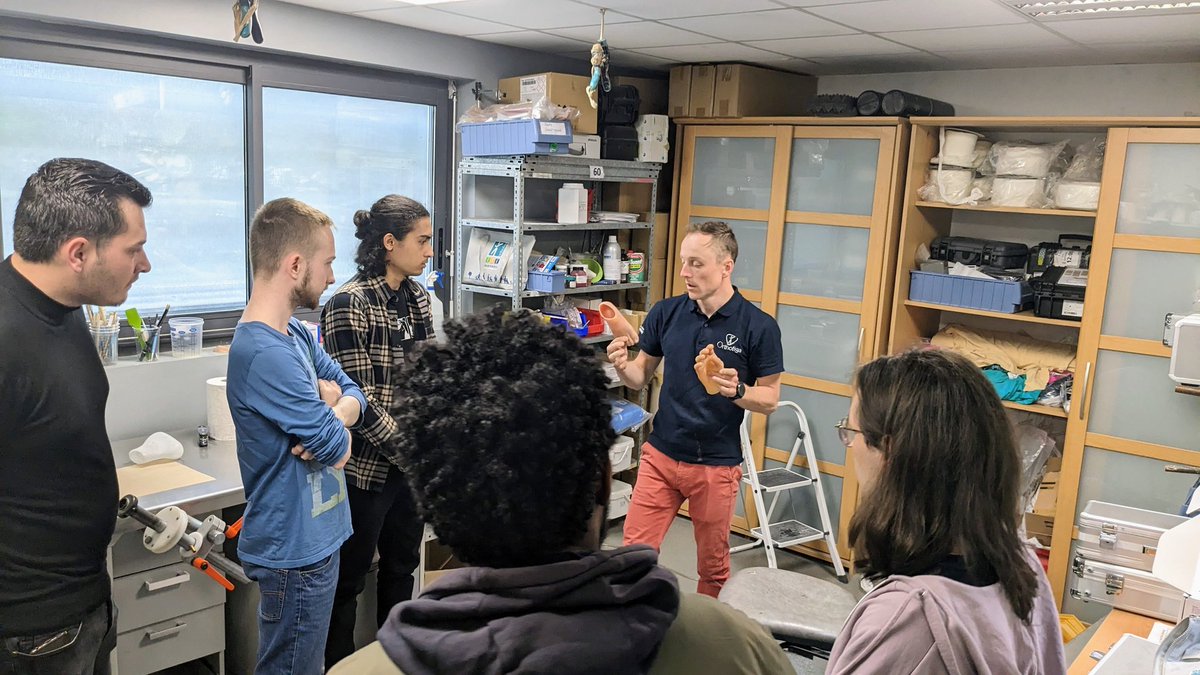 FTravail_BZH's tweet photo. La matinée se poursuit par une visite d'Orthofiga 👨‍🔧
L'occasion pour les jeunes demandeurs d'#emploi de découvrir en situation réelle le métier de technicien de fabrication proposé par l'entreprise 🗜️ https://t.co/J2OKia05LW