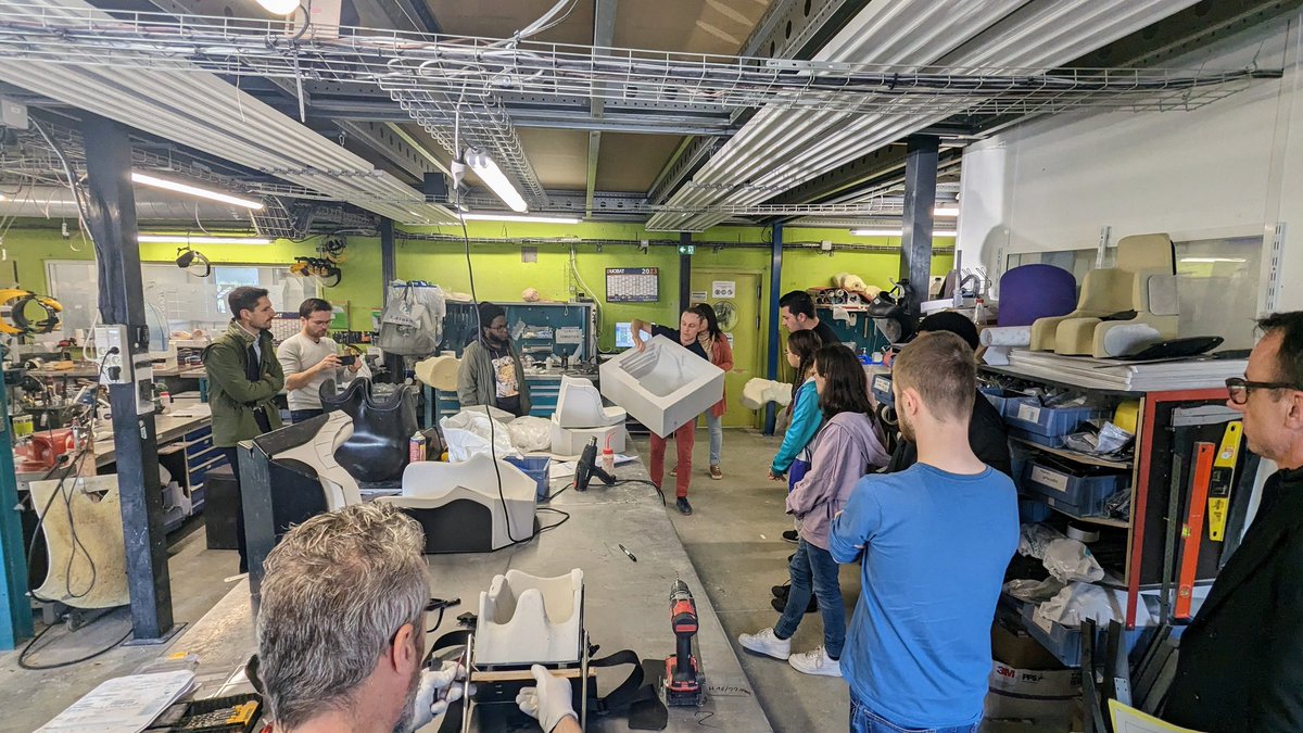 FTravail_BZH's tweet photo. La matinée se poursuit par une visite d'Orthofiga 👨‍🔧
L'occasion pour les jeunes demandeurs d'#emploi de découvrir en situation réelle le métier de technicien de fabrication proposé par l'entreprise 🗜️ https://t.co/J2OKia05LW