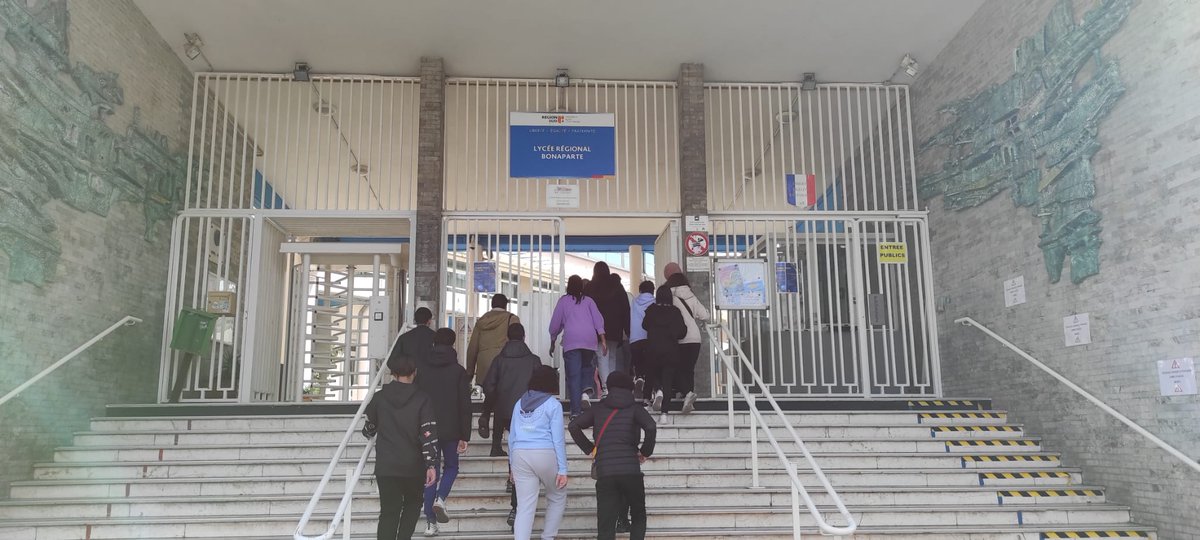 LaMarquisanne83's tweet photo. Des vacances actives pour plus de 60 élèves de @LaMarquisanne83 grâce au dispositif école ouverte :
Atelier programmation au lycée Bonaparte.
Activités physiques.
Chant choral et révision des épreuves du DNB.
Merci 👏 aux équipes pour ce beau programme et leur investissement. https://t.co/jisOKgfWVd