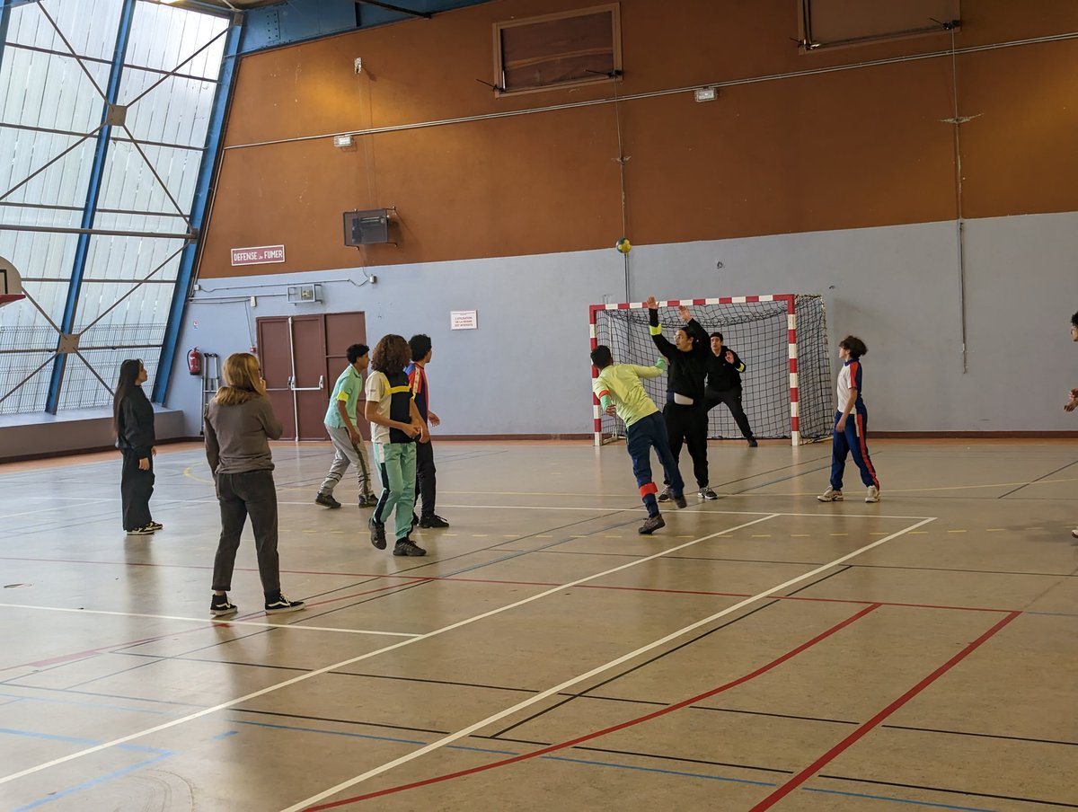 LaMarquisanne83's tweet photo. Des vacances actives pour plus de 60 élèves de @LaMarquisanne83 grâce au dispositif école ouverte :
Atelier programmation au lycée Bonaparte.
Activités physiques.
Chant choral et révision des épreuves du DNB.
Merci 👏 aux équipes pour ce beau programme et leur investissement. https://t.co/jisOKgfWVd