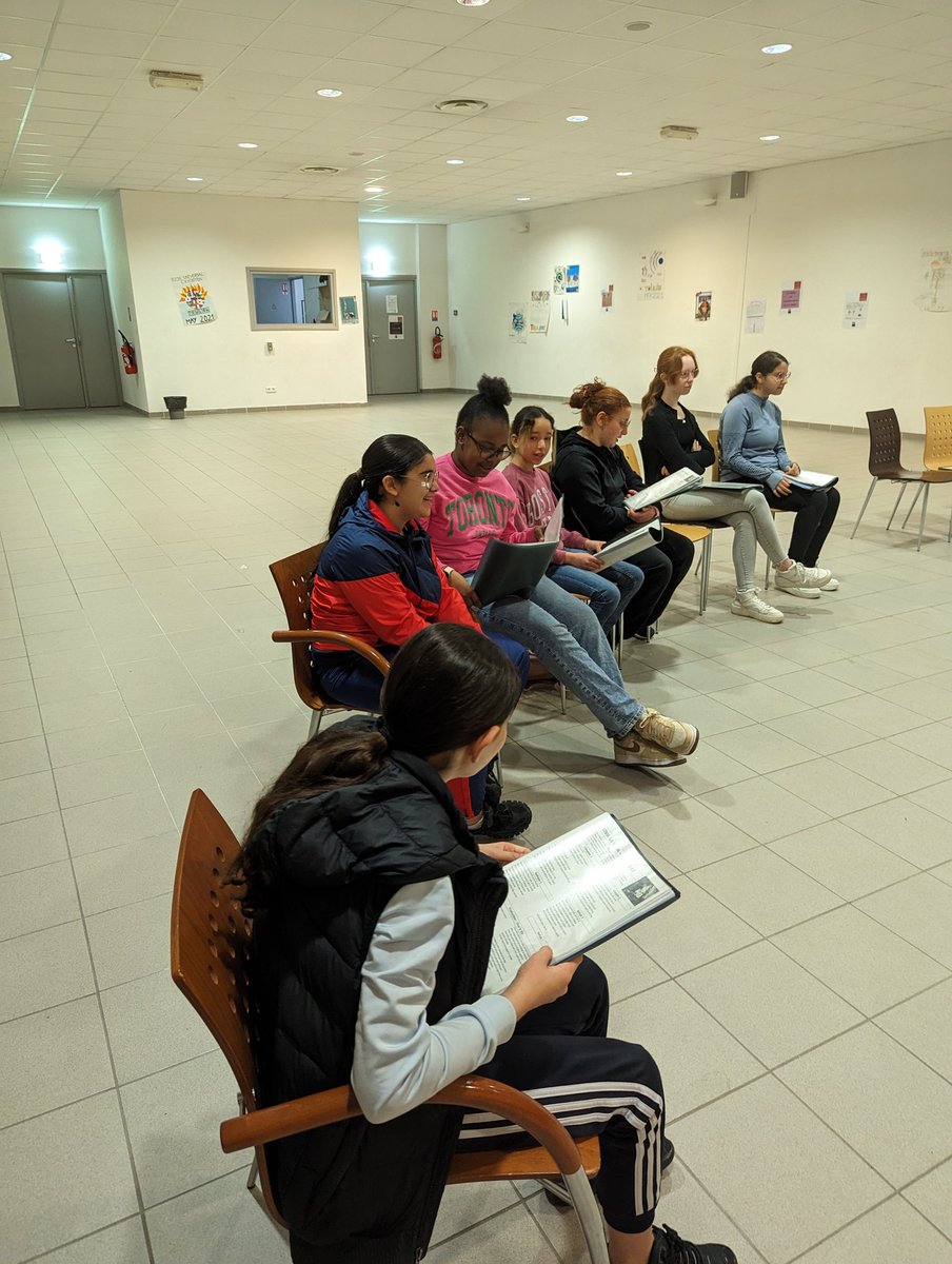 LaMarquisanne83's tweet photo. Des vacances actives pour plus de 60 élèves de @LaMarquisanne83 grâce au dispositif école ouverte :
Atelier programmation au lycée Bonaparte.
Activités physiques.
Chant choral et révision des épreuves du DNB.
Merci 👏 aux équipes pour ce beau programme et leur investissement. https://t.co/jisOKgfWVd