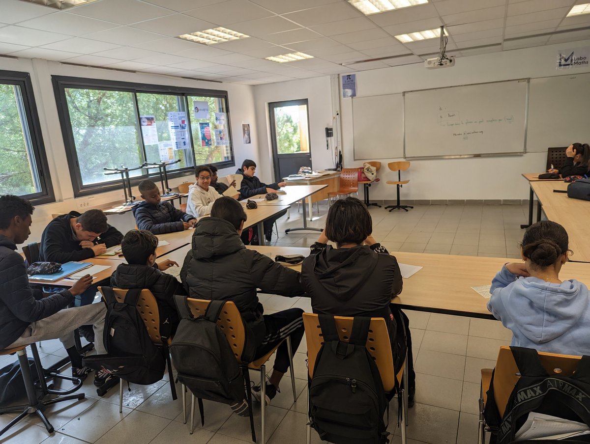 LaMarquisanne83's tweet photo. Des vacances actives pour plus de 60 élèves de @LaMarquisanne83 grâce au dispositif école ouverte :
Atelier programmation au lycée Bonaparte.
Activités physiques.
Chant choral et révision des épreuves du DNB.
Merci 👏 aux équipes pour ce beau programme et leur investissement. https://t.co/jisOKgfWVd