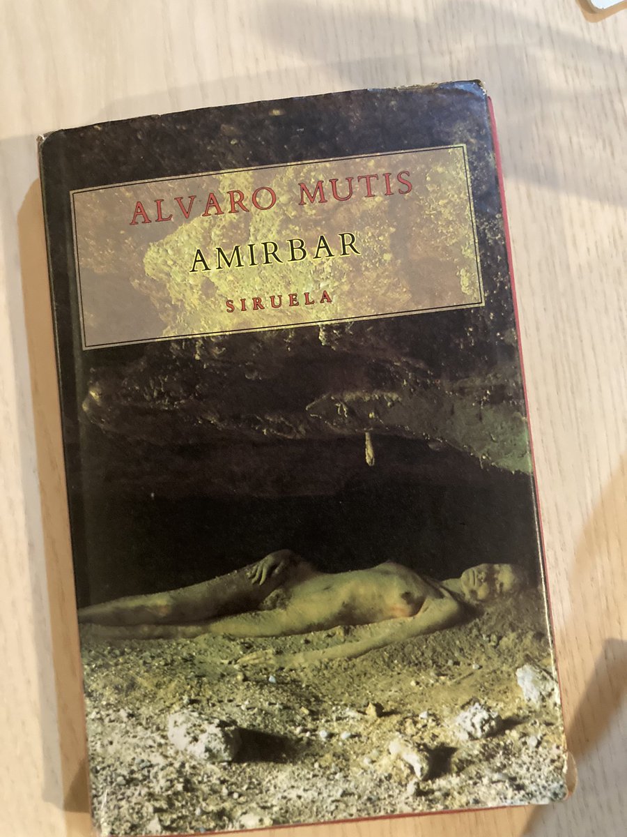 LaFeriaDelArte's tweet photo. Acabo de releer esta maravilla; no recordaba que, en las últimas páginas de la novela, aparecen los gustos literarios de Maqroll el Gaviero. Y, según le confiesa a su autor, su debilidad y devoción por Georges Simenon es absoluta. #Amirbar. #AlvaroMutis https://t.co/hFfGi85QLb