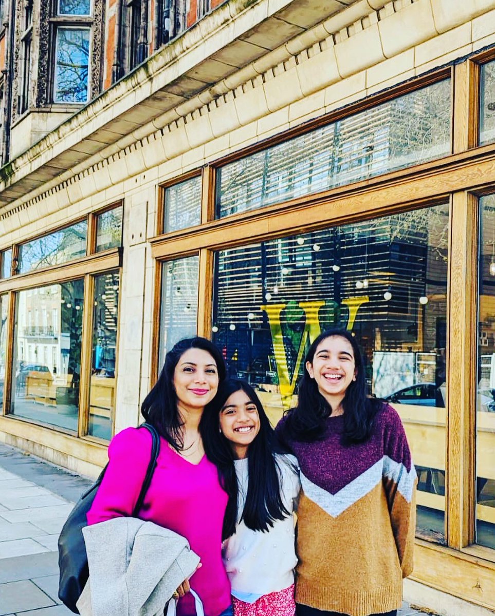 Had a lovely few hours with my girls- Waterstones hopping in sunny London to sign books! #TheHalfways thank you <a href="/WaterstonesRich/">Waterstones Richmond</a> <a href="/WaterstonesPicc/">Waterstones Piccadilly, London</a> <a href="/gowerst_books/">Waterstones Gower Street</a>