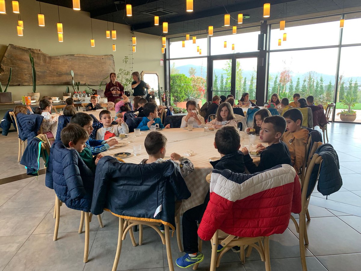 MareMolas_Reus's tweet image. Ahir per la tarda els nens i nenes d'I5 van gaudir amb els jocs de l’espai. Ens ho vam passar d’allò més bé amb el professor Mala Lluna amb qui vam aprendre un munt de coses al planetari! Després de passar una bona nit, ara estan gaudint d’un bon esmorzar!!! #totsjuntsfemescola