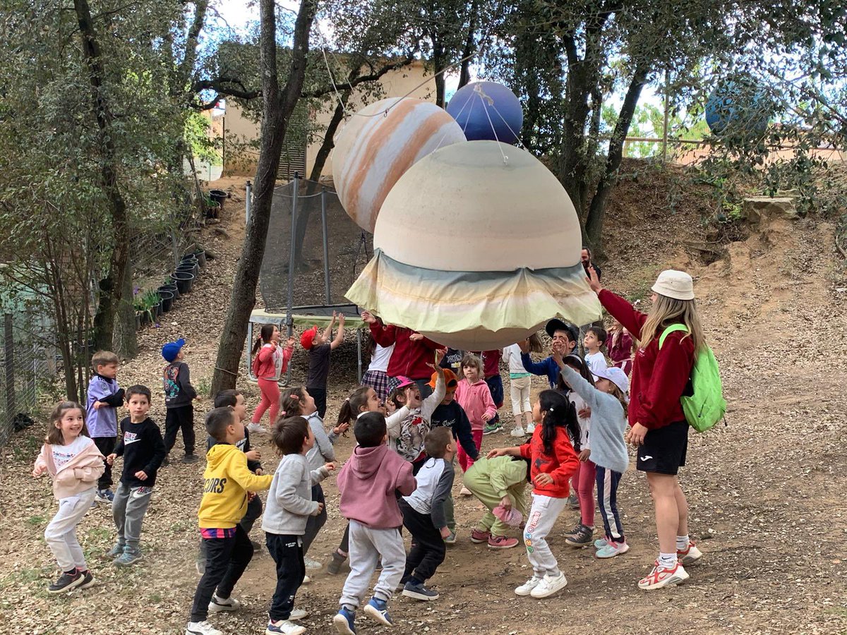 MareMolas_Reus's tweet image. Ahir per la tarda els nens i nenes d'I5 van gaudir amb els jocs de l’espai. Ens ho vam passar d’allò més bé amb el professor Mala Lluna amb qui vam aprendre un munt de coses al planetari! Després de passar una bona nit, ara estan gaudint d’un bon esmorzar!!! #totsjuntsfemescola