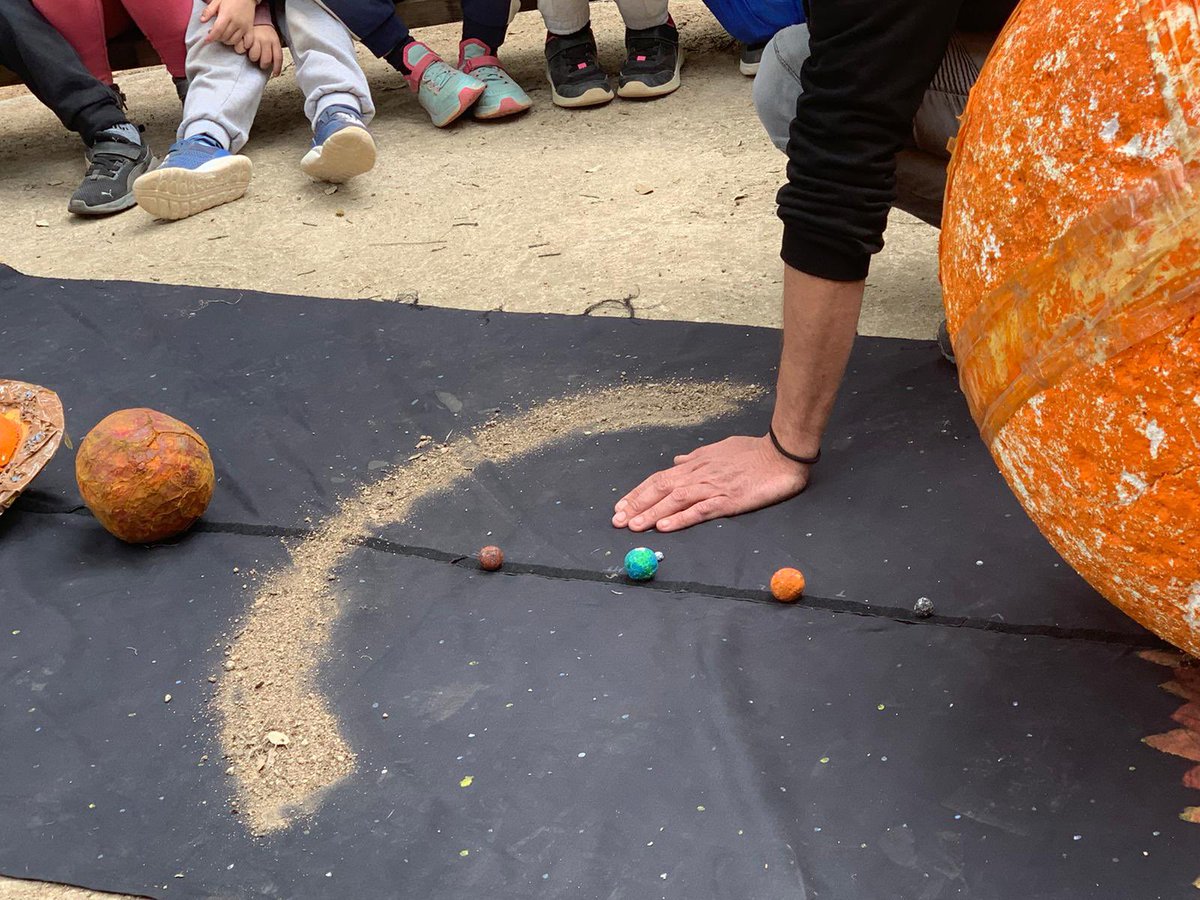 MareMolas_Reus's tweet image. Ahir per la tarda els nens i nenes d'I5 van gaudir amb els jocs de l’espai. Ens ho vam passar d’allò més bé amb el professor Mala Lluna amb qui vam aprendre un munt de coses al planetari! Després de passar una bona nit, ara estan gaudint d’un bon esmorzar!!! #totsjuntsfemescola