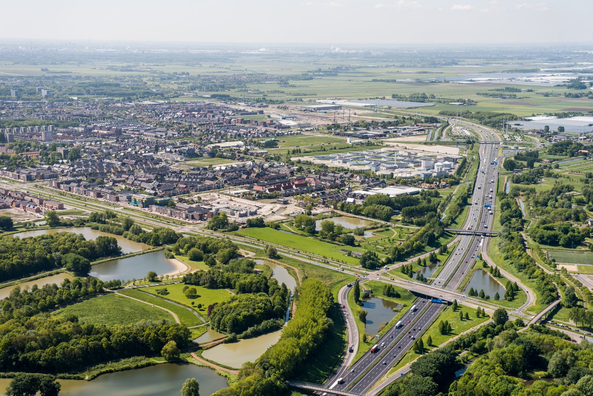 10 jaar @RijswijkBuiten! De gebiedsontwikkeling in <a href="/Gem_Rijswijk/">Gemeente Rijswijk</a> is uitgegroeid tot een levendige wijk met ca 2000 duurzame woningen. Voor de gelegenheid is een waterkraan aangeboden aan burgemeester Huri Sahin die symbool staat voor een duurzaam leefklimaat voor generaties.