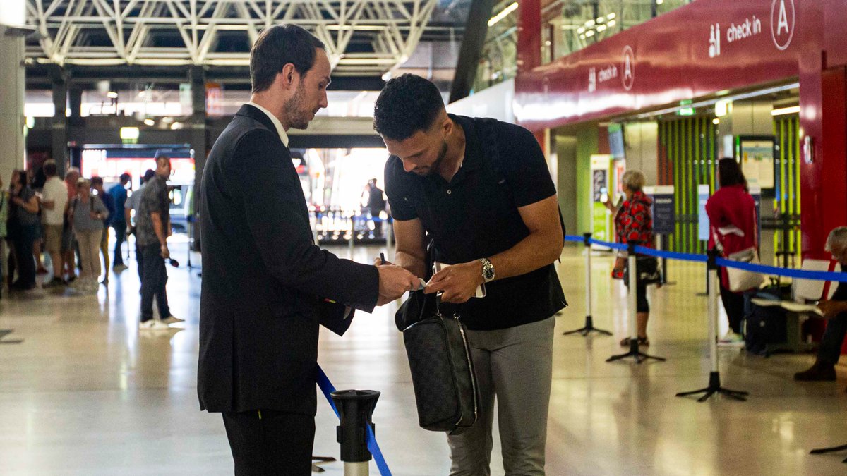 ✈️ A partida para Milão!

#UCL • #EuAmoOBenfica