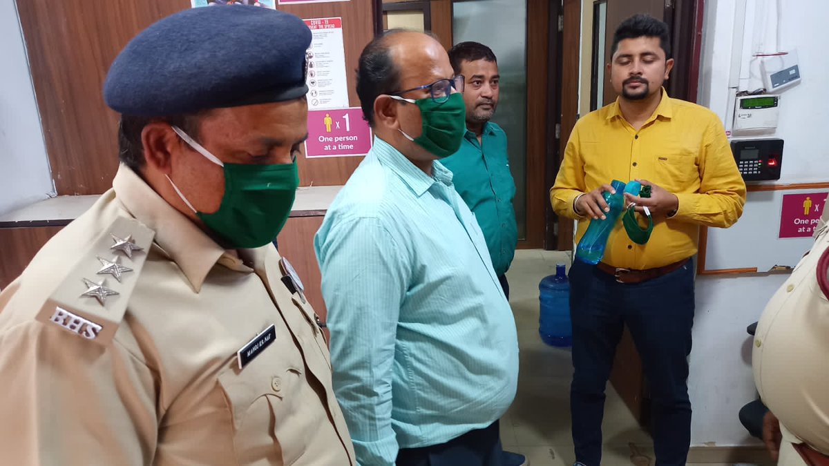 BiharHomeDept's tweet photo. अग्नि सुरक्षा सप्ताह के अवसर पर पटना जिले के अंतर्गत विभिन्न जगहों पर लोगों के बीच बिजली से उत्पन्न होने वाली आग से बचाव के उपाय के अलावा सही मानक के उपकरणों का इस्तेमाल एवं तारों का उपयोग के बारे में जानकारी जिला अग्निशमन अधिकारी पटना श्री मनोज कुमार नट के द्वारा दी गयी। (1/2) https://t.co/mtkl1abADq