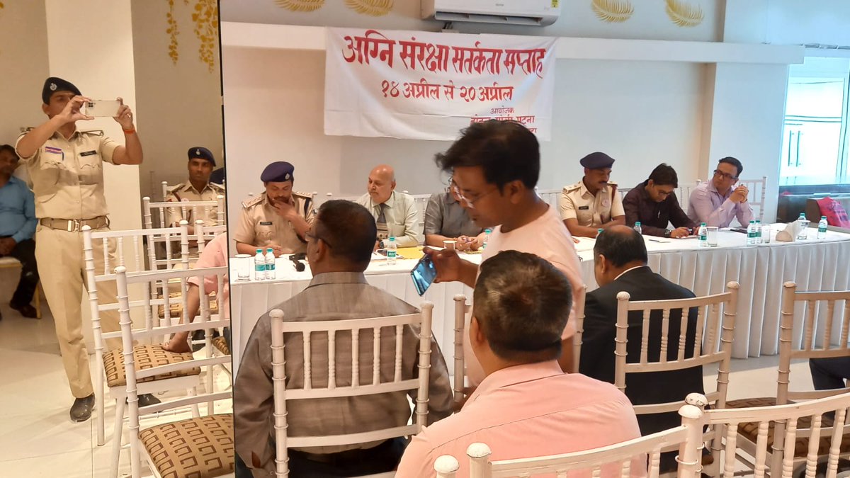 BiharHomeDept's tweet photo. अग्नि सुरक्षा सप्ताह के अवसर पर पटना जिले के अंतर्गत विभिन्न जगहों पर लोगों के बीच बिजली से उत्पन्न होने वाली आग से बचाव के उपाय के अलावा सही मानक के उपकरणों का इस्तेमाल एवं तारों का उपयोग के बारे में जानकारी जिला अग्निशमन अधिकारी पटना श्री मनोज कुमार नट के द्वारा दी गयी। (1/2) https://t.co/mtkl1abADq