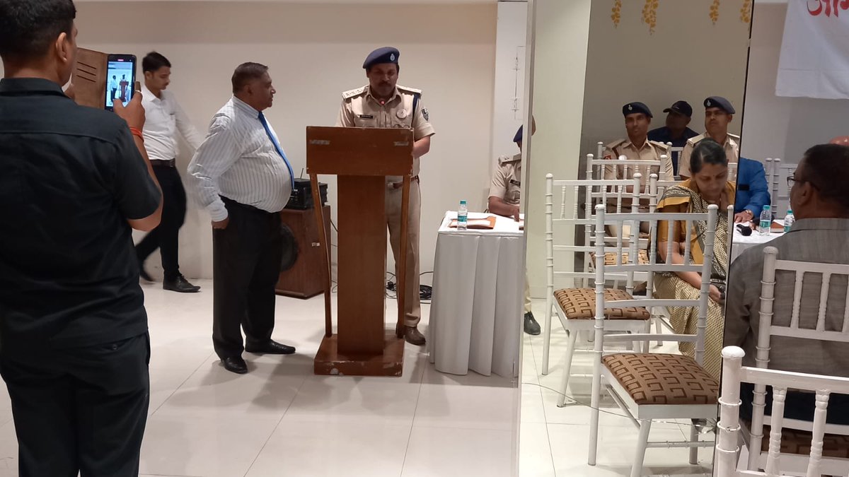 BiharHomeDept's tweet photo. अग्नि सुरक्षा सप्ताह के अवसर पर पटना जिले के अंतर्गत विभिन्न जगहों पर लोगों के बीच बिजली से उत्पन्न होने वाली आग से बचाव के उपाय के अलावा सही मानक के उपकरणों का इस्तेमाल एवं तारों का उपयोग के बारे में जानकारी जिला अग्निशमन अधिकारी पटना श्री मनोज कुमार नट के द्वारा दी गयी। (1/2) https://t.co/mtkl1abADq