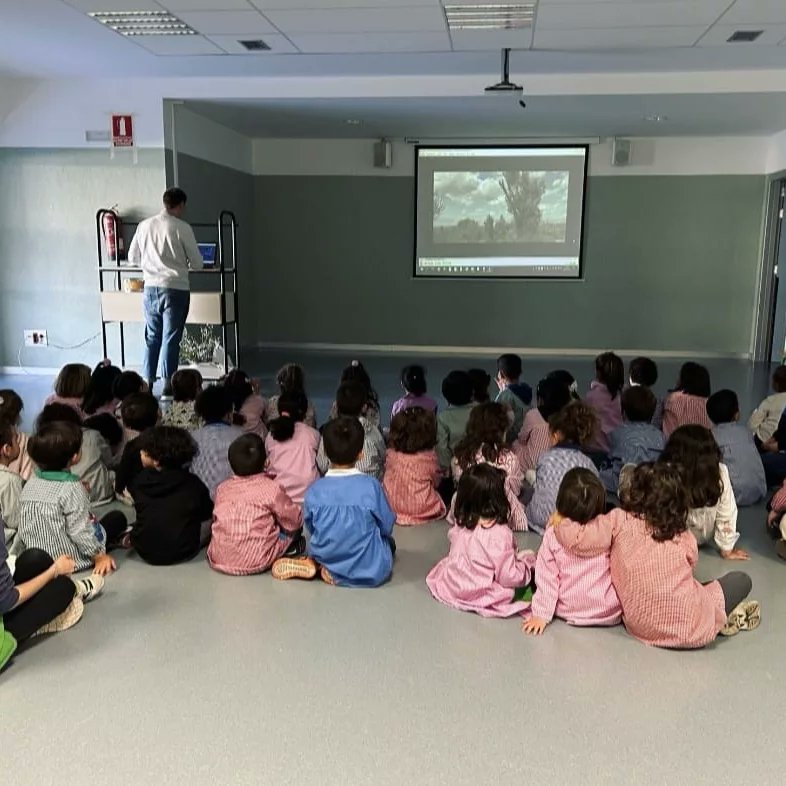 martiniegaoo's tweet photo. Visita al Colegio de Educación Infantil Ciudad de Corella. Tuvimos el placer de poder expandir la cultura y beneficios del Aceite de Oliva Virgen Extra a los más pequeños. Un alimento de lo más saludable. Les encantó! Gracias!
#larningtogether #growingtogether #evoo #aove https://t.co/cRrjzW2U63