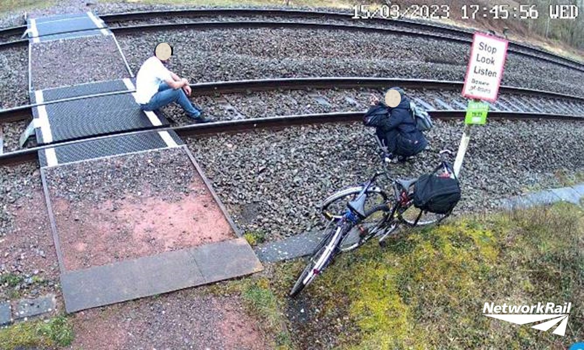 ⚠️138 trains a day travel at 100mph on this track in Gloucestershire.

⏱️In just over two seconds a 100mph train will cover the length of a football field.

ℹ️ Your life is not worth risking for a photo. This is now in the hands of the <a href="/BTP/">British Transport Police</a>.