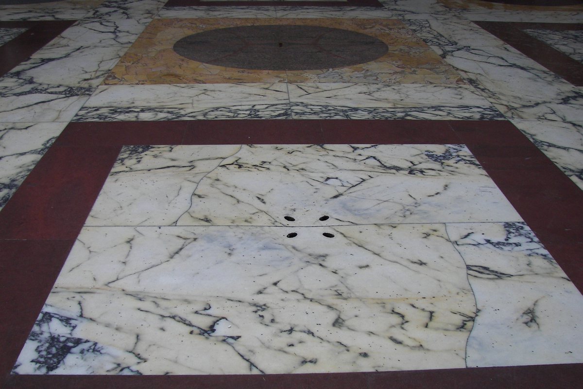 Roma'daki 2 bin yıllık Pantheon tek bir ana mekana sahip ve bu mekan, giriş kapısını saymazsak sadece çatıdaki dairesel açıklıktan ışık ve hava alıyor. Bu açıklıktan içeriye giren yağmur suları ise hemen izdüşümündeki mermerlere oyulmuş küçük deliklerden tahliye ediliyor.