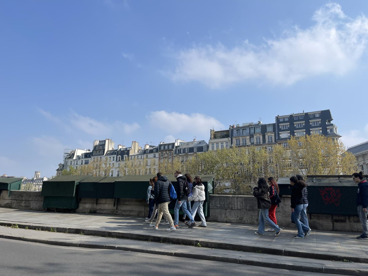 « Prendre un taxi
Qui va le long de la Seine
Et me revoici… » #RevoirParis