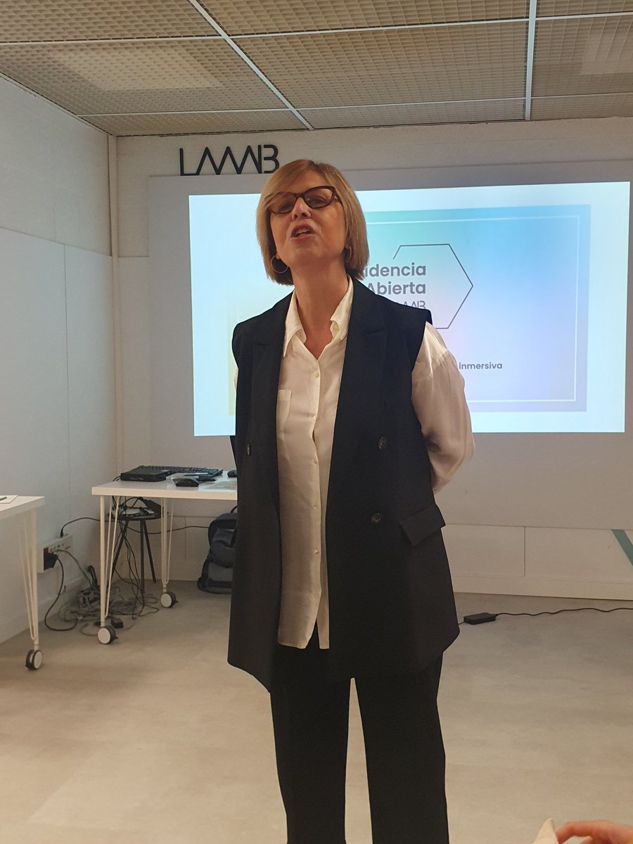 ana_morenom's tweet photo. 2°Día en el #LAAAB, @Anabelbeltrg nos habla de #Transparencia y nos presenta los proyectos #VisualGob y #GobiernoFácil. https://t.co/19EXpUJkUO