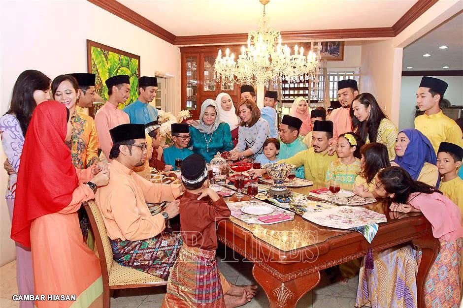 iwninae's tweet photo. FAMILY OR FAMILY IN-LAWS

[THREAD]
#COM201 #mmc1102a2023 
#mmc110 #MMC1102A2023 https://t.co/iIXIY6H2Vd