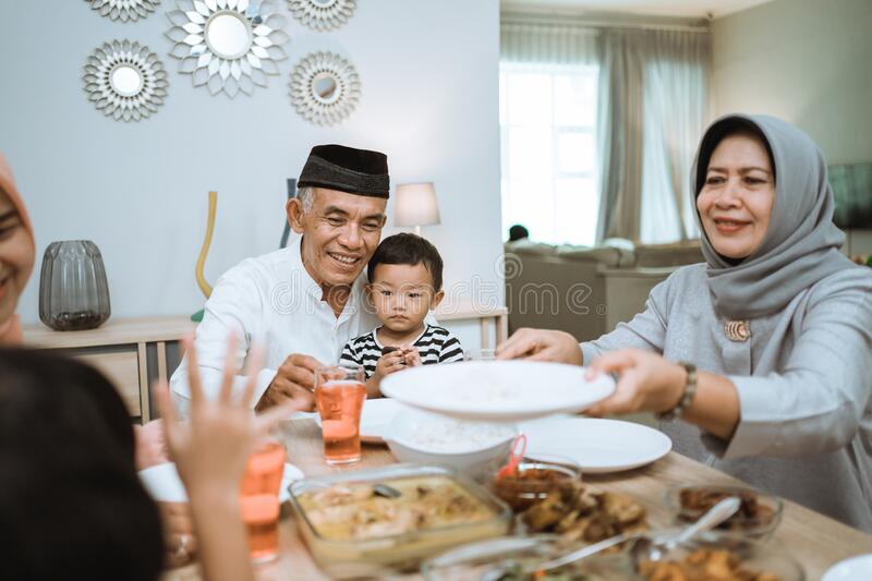iwninae's tweet photo. Once you married to someone or known as your soulmate, you gonna bear new responsibility as husband and wife. But to be good daughter and son, you also should not ignore your responsibility towards your parents. https://t.co/kvW064JTxz