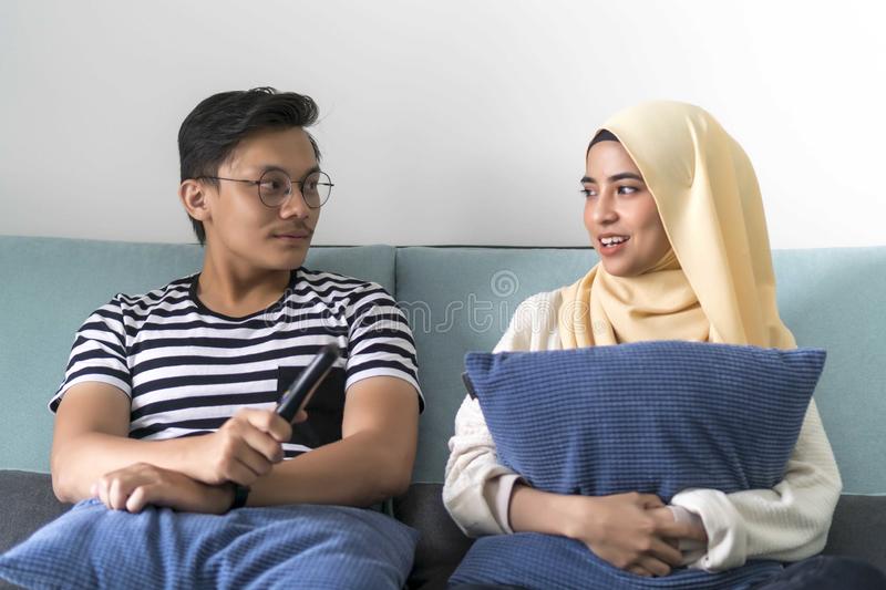 iwninae's tweet photo. Every year, married couples always face with common question which is "Whose family side they gonna celebrate Hari Raya Eidul-fitr first ?"  especially for newly-wed https://t.co/TvFjR1GQ8G